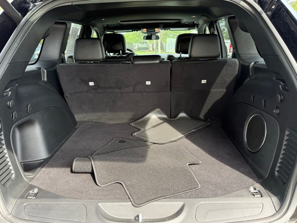 Vehicle image 16 of 32