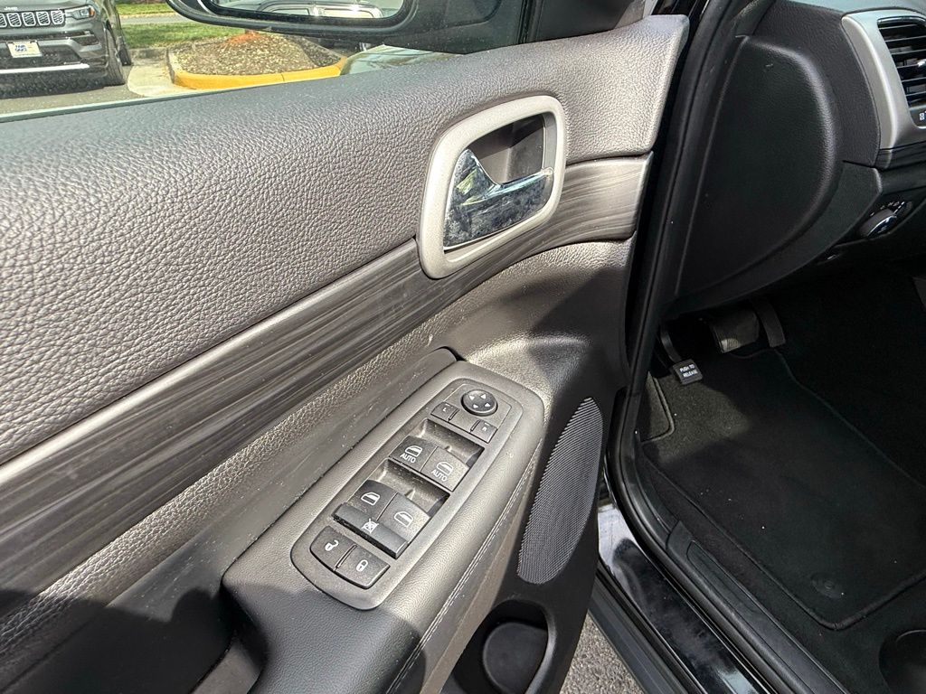 Vehicle image 27 of 32