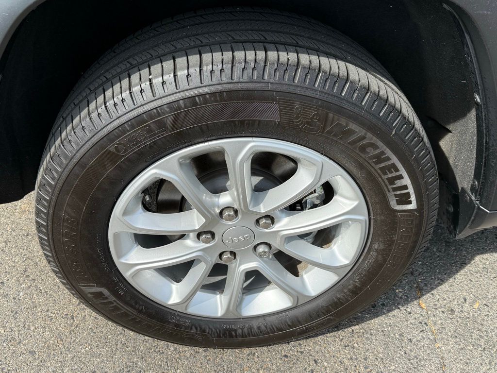 Vehicle image 20 of 32