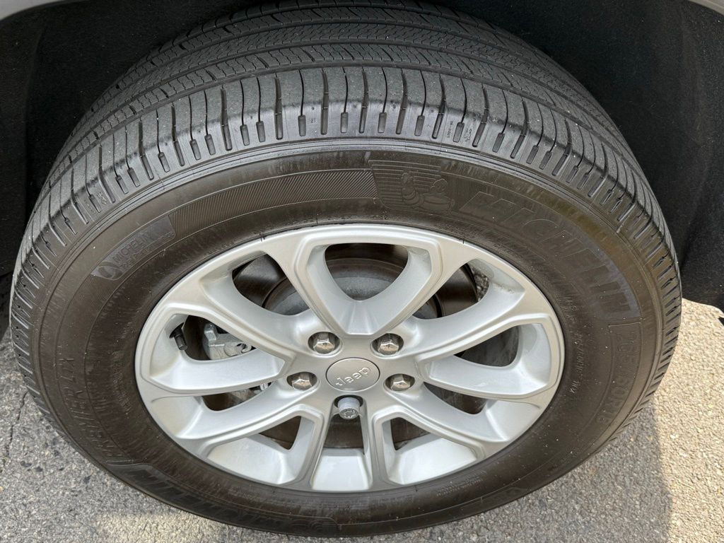 Vehicle image 19 of 32