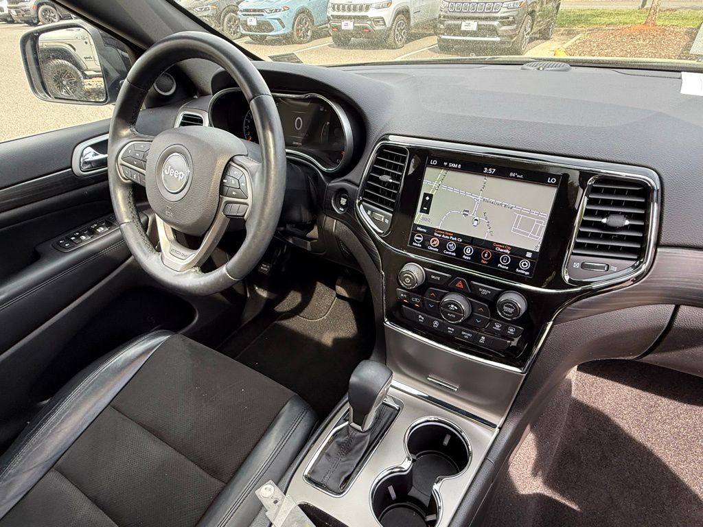 Vehicle image 24 of 32