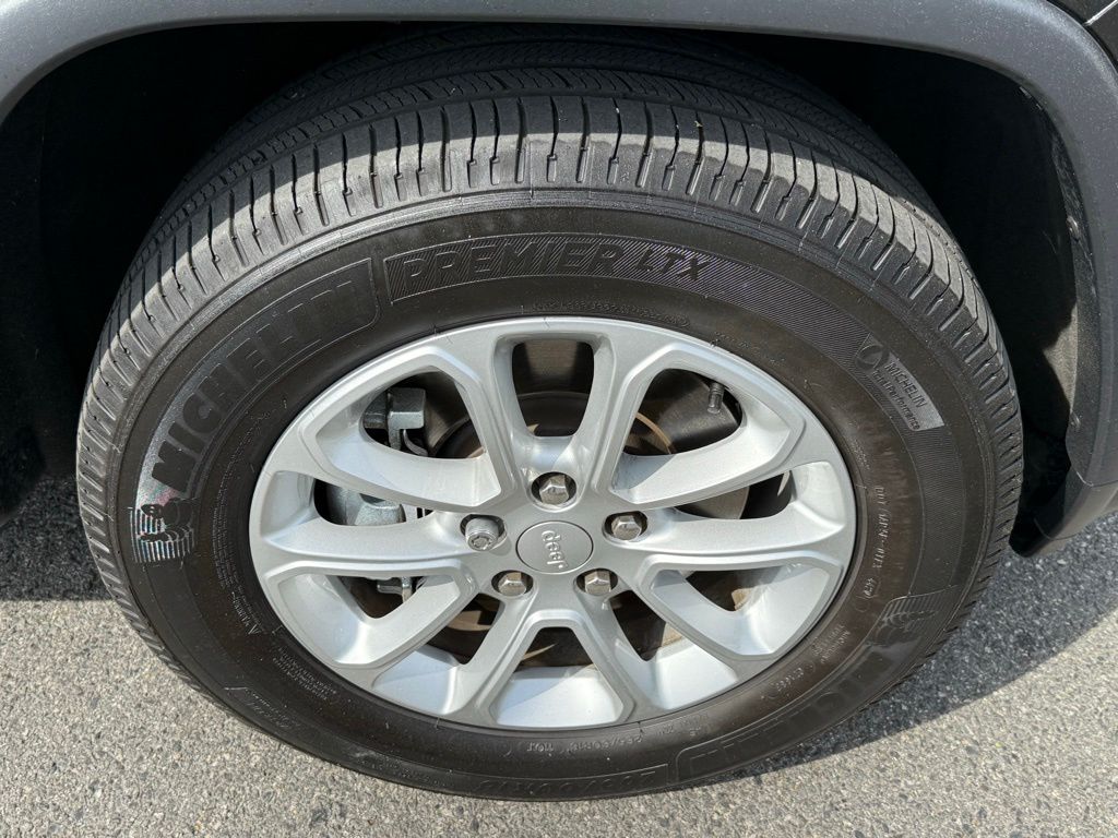 Vehicle image 21 of 32