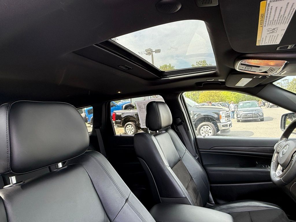 Vehicle image 25 of 32