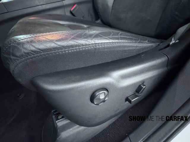 Vehicle image 32 of 40