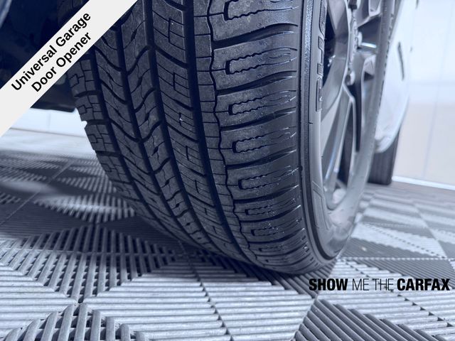 Vehicle image 28 of 40