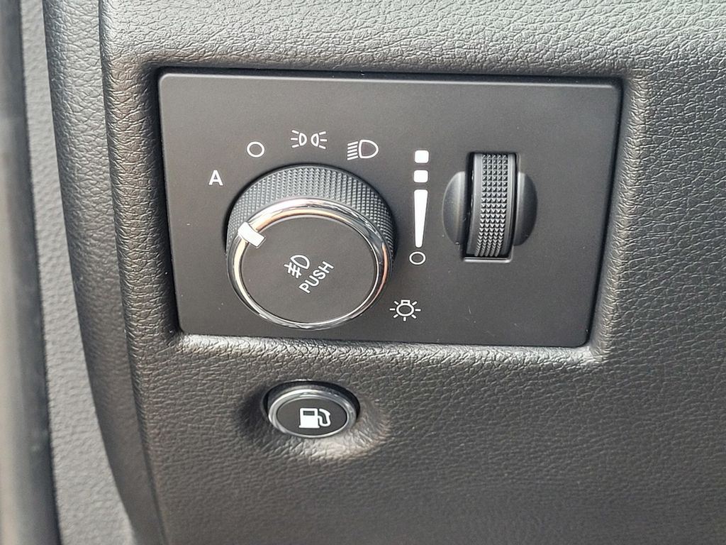 Vehicle image 21 of 25