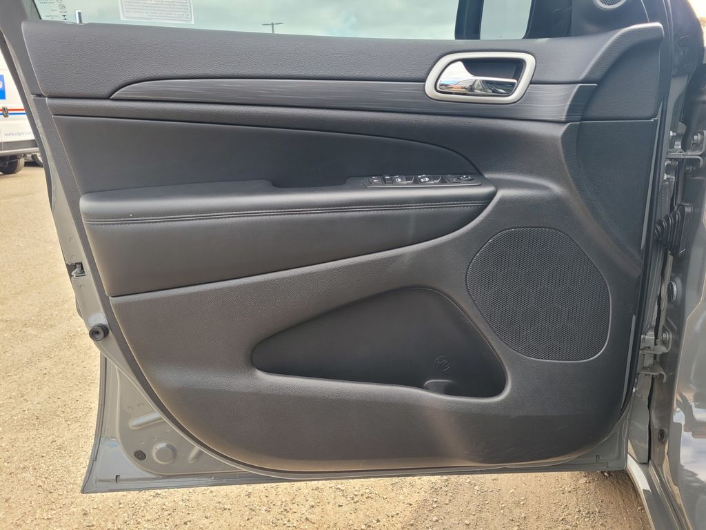 Vehicle image 19 of 25