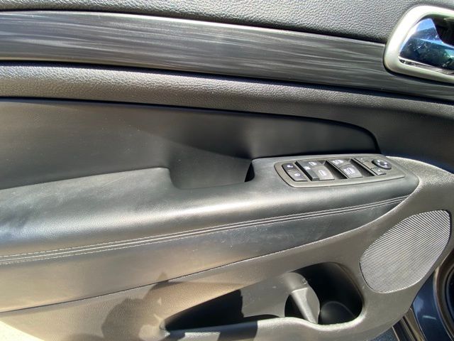 Vehicle image 18 of 21