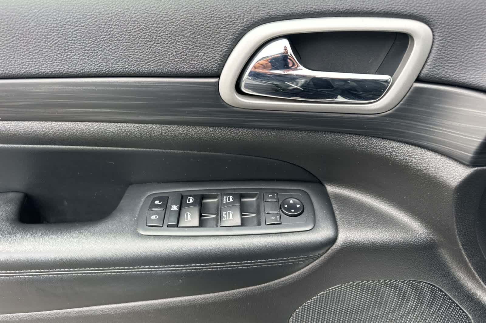 Vehicle image 12 of 29