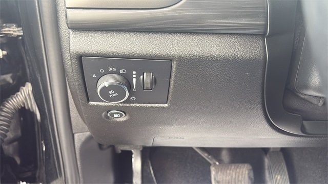Vehicle image 15 of 26