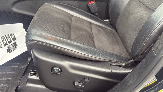 Vehicle image 17 of 26