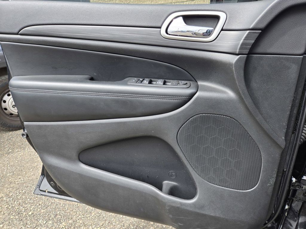 Vehicle image 23 of 25