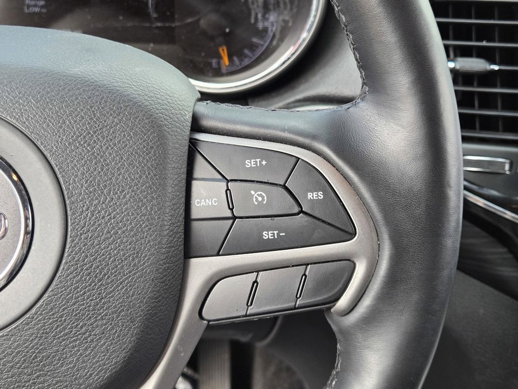 Vehicle image 21 of 25