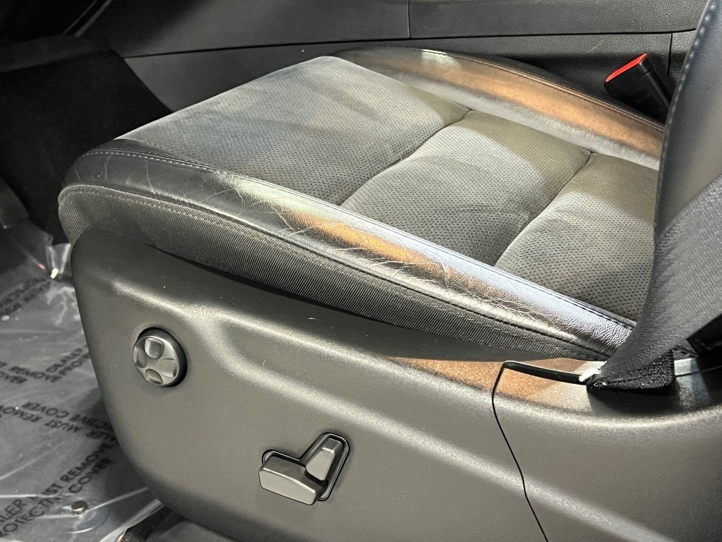 Vehicle image 23 of 40