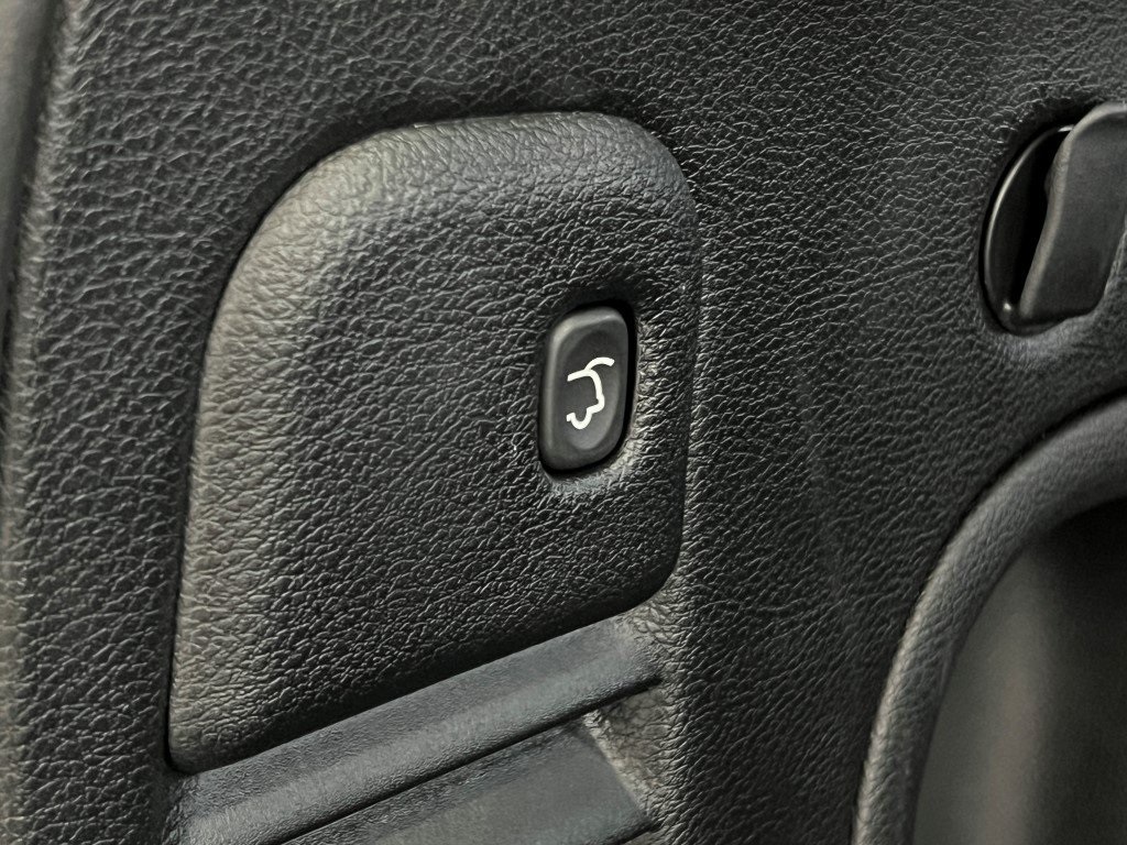 Vehicle image 17 of 40
