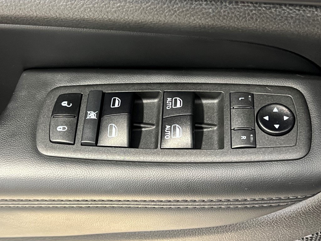 Vehicle image 37 of 40