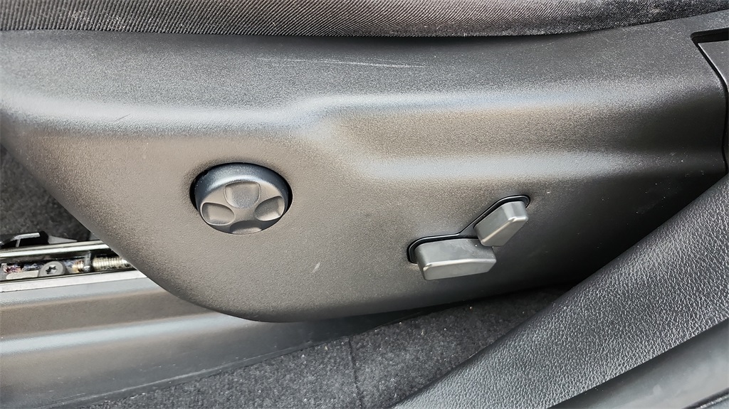 Vehicle image 28 of 42