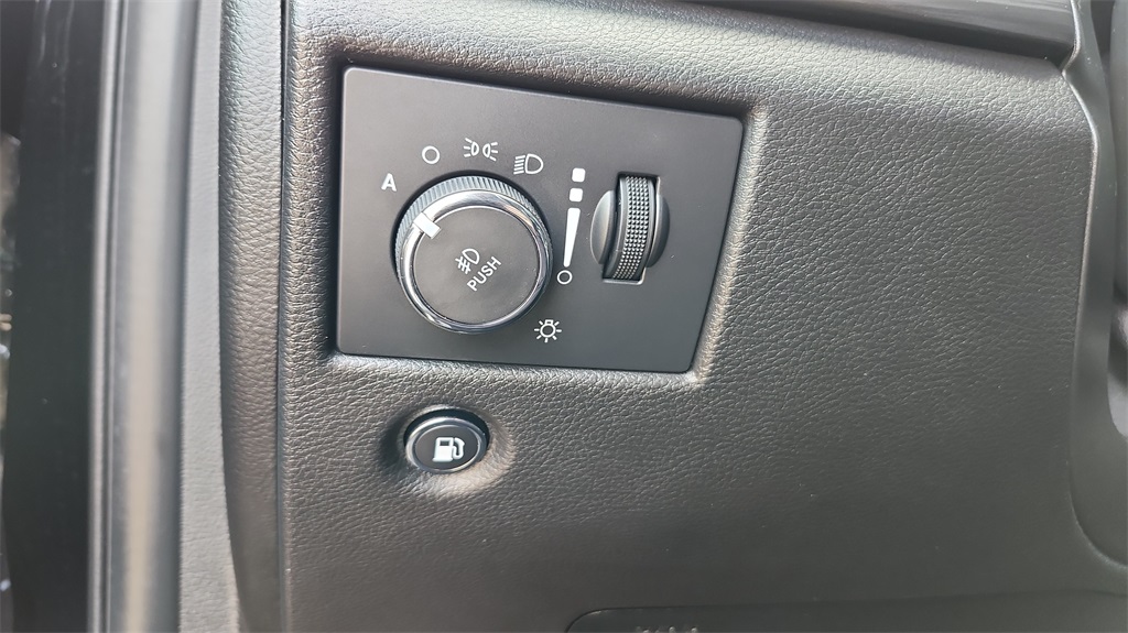 Vehicle image 25 of 42