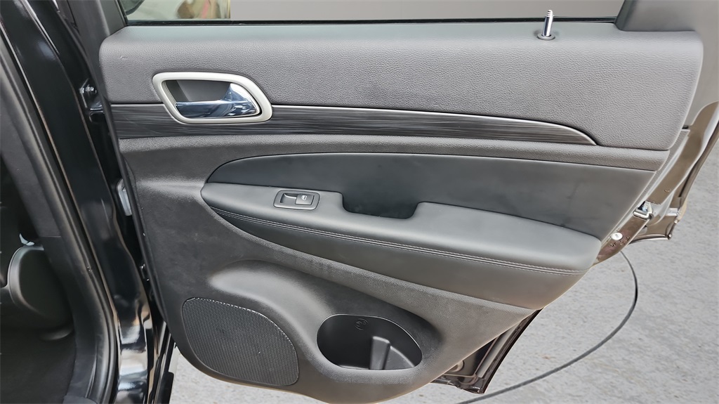 Vehicle image 37 of 42