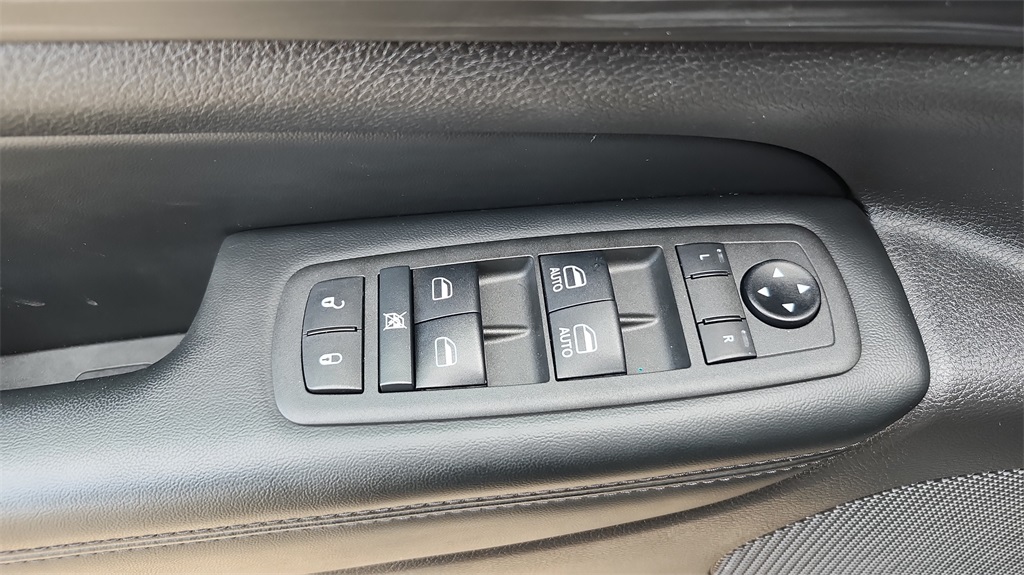 Vehicle image 29 of 42