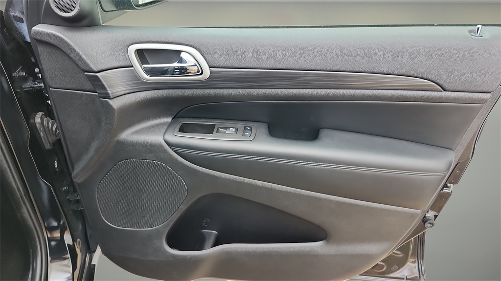 Vehicle image 35 of 42