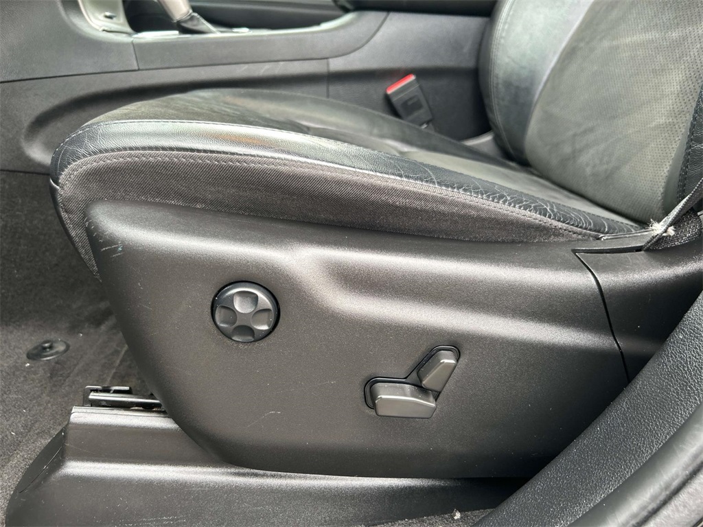 Vehicle image 17 of 34