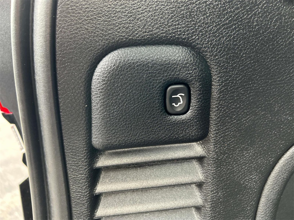 Vehicle image 14 of 34