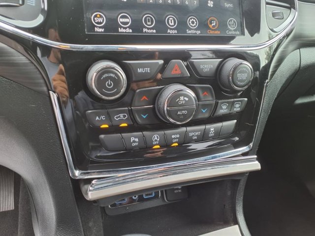 Vehicle image 19 of 30