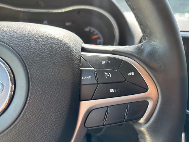 Vehicle image 17 of 19