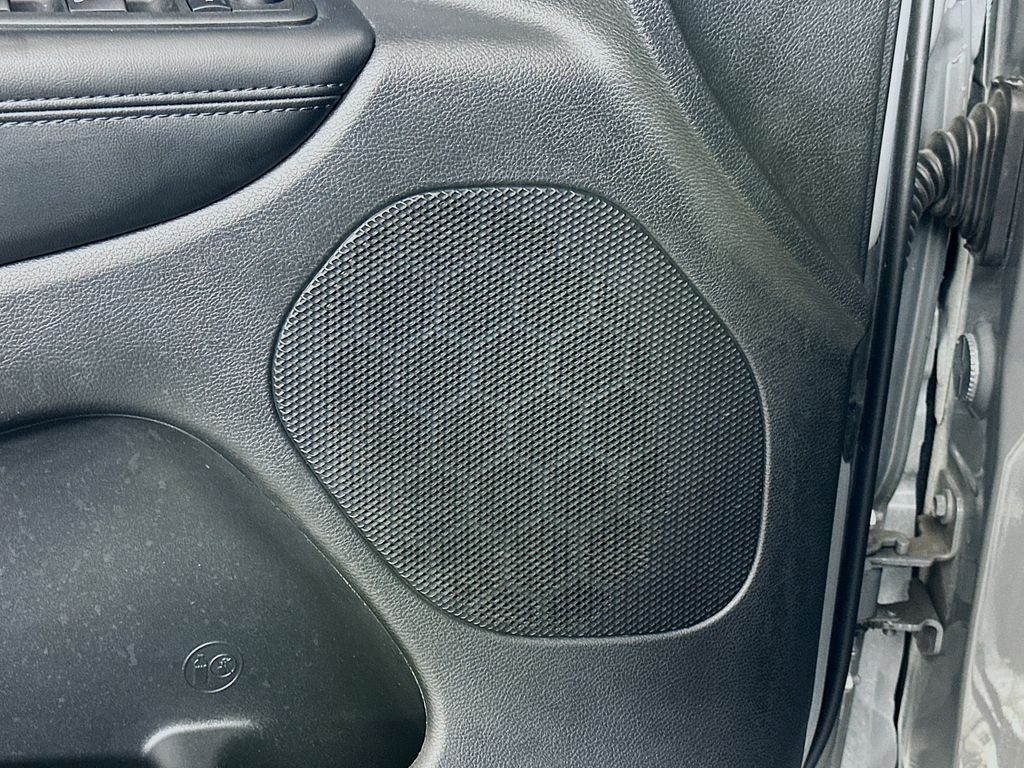 Vehicle image 19 of 33