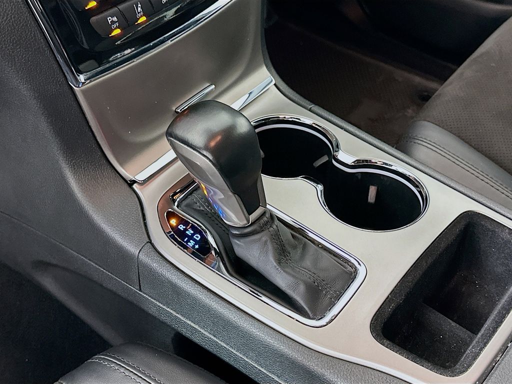 Vehicle image 17 of 33