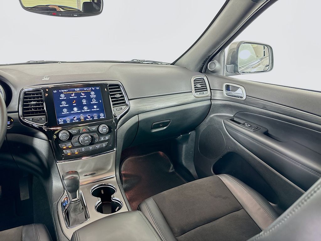 Vehicle image 24 of 33