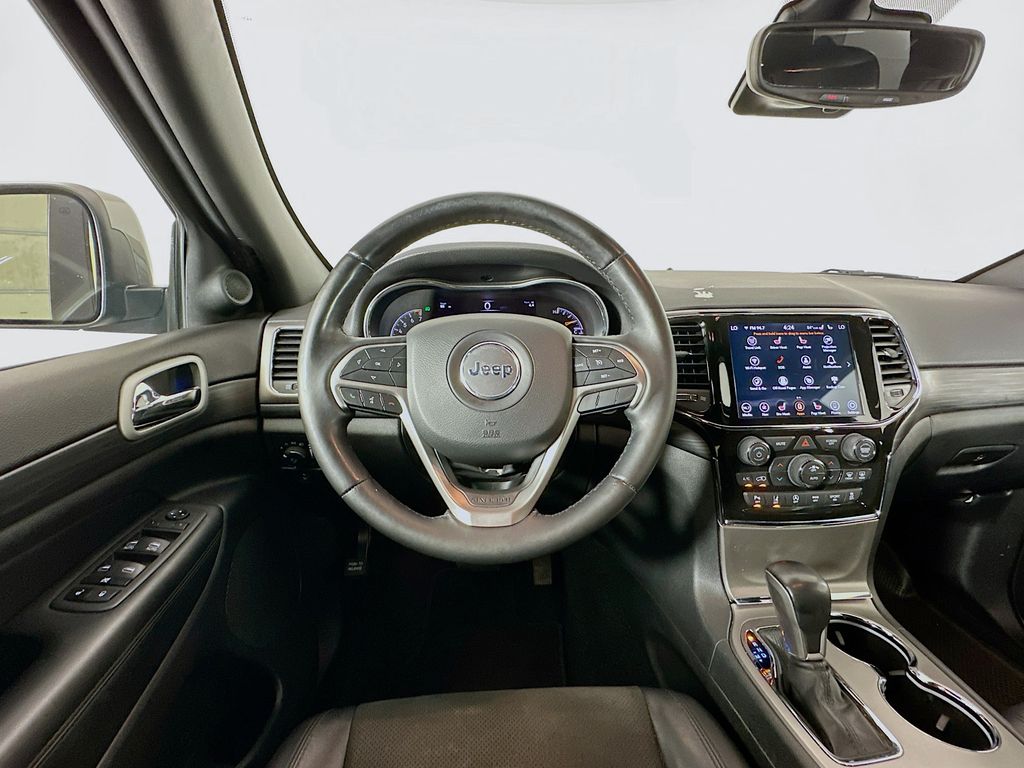 Vehicle image 23 of 33