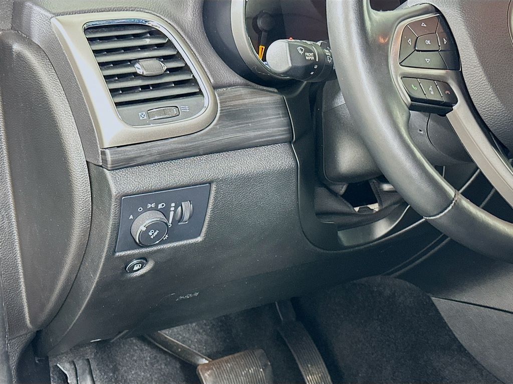 Vehicle image 10 of 33