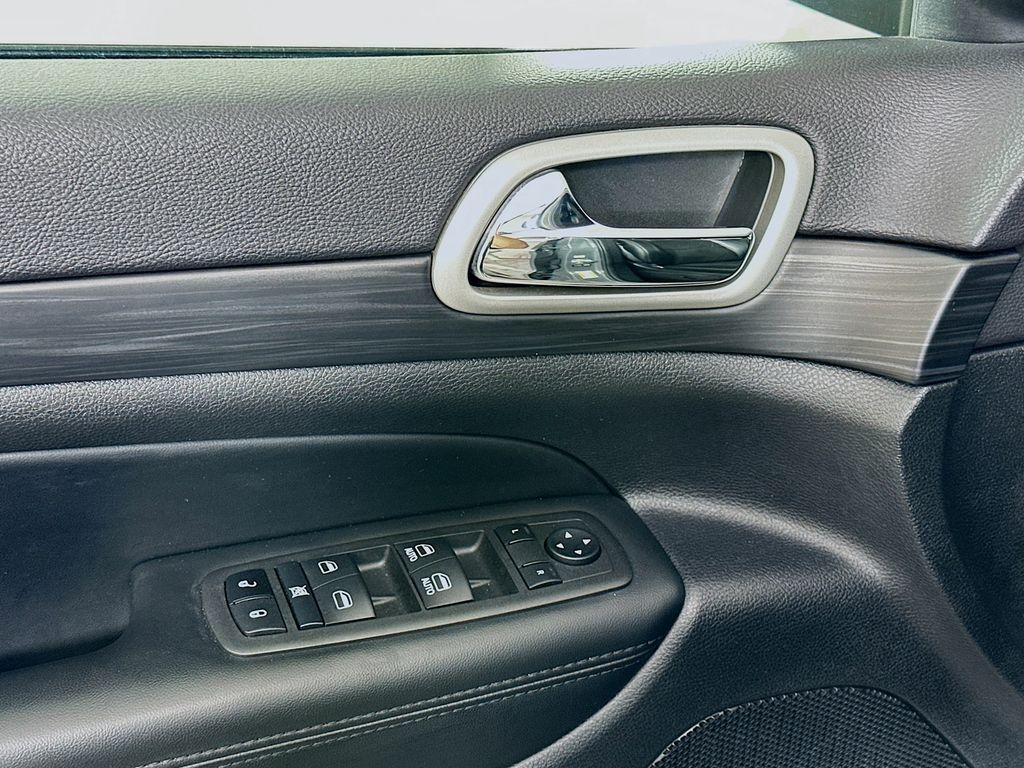 Vehicle image 18 of 33
