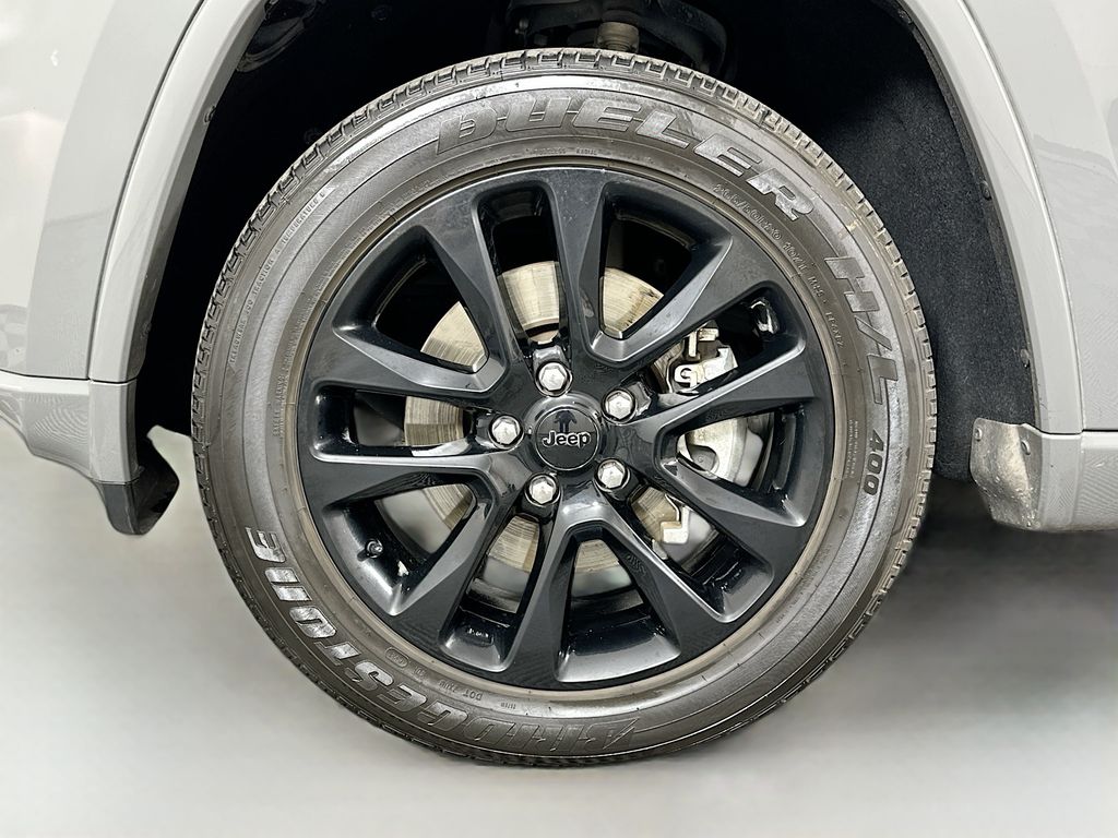 Vehicle image 32 of 33