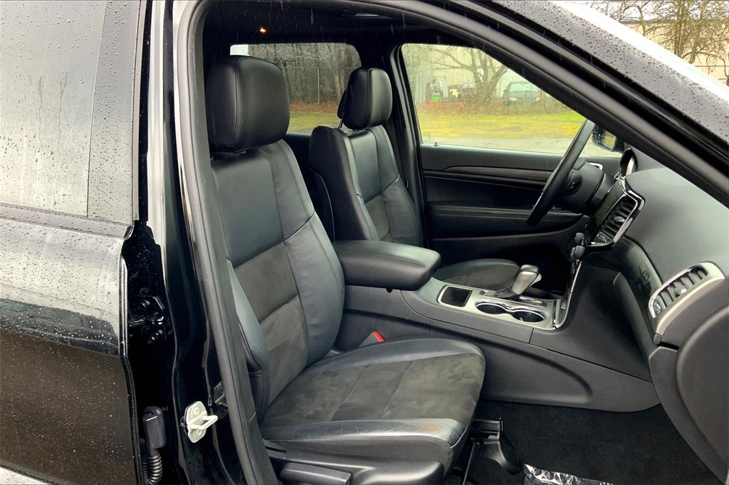 Vehicle image 10 of 33