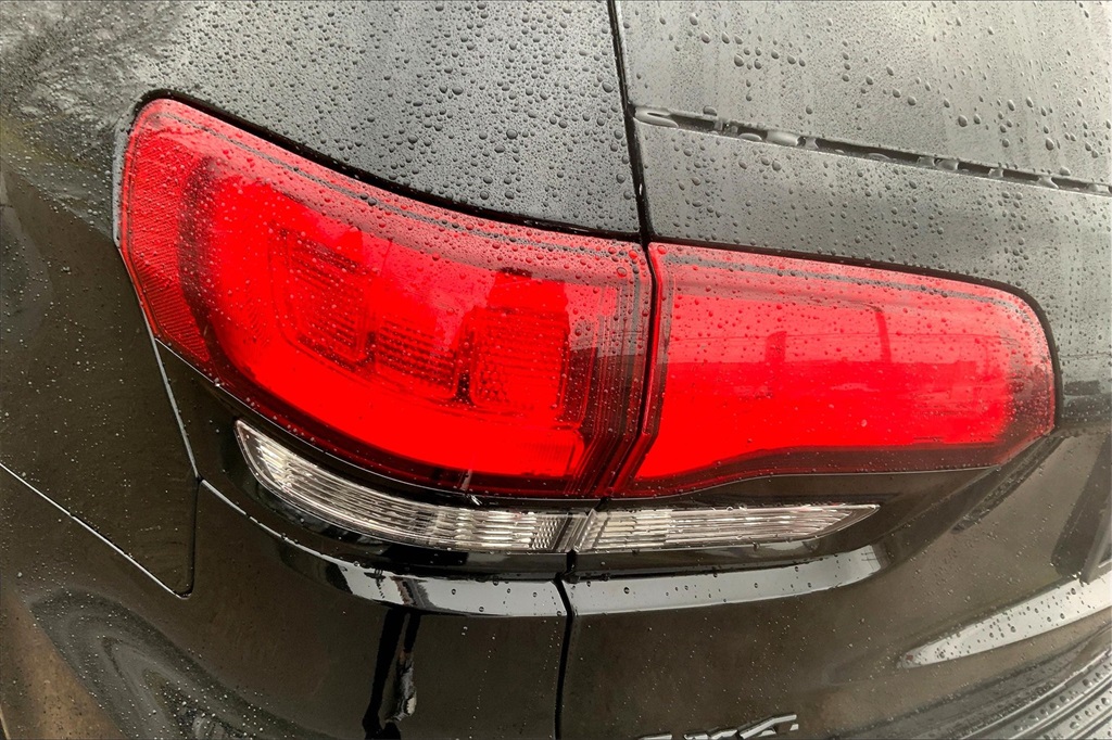 Vehicle image 27 of 33