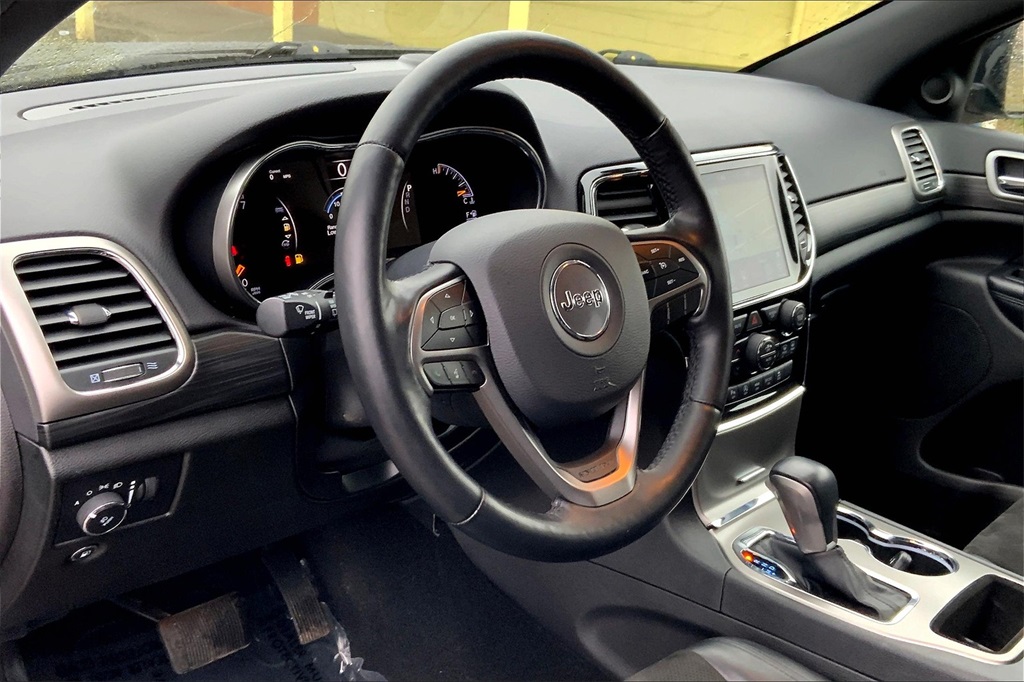 Vehicle image 17 of 33