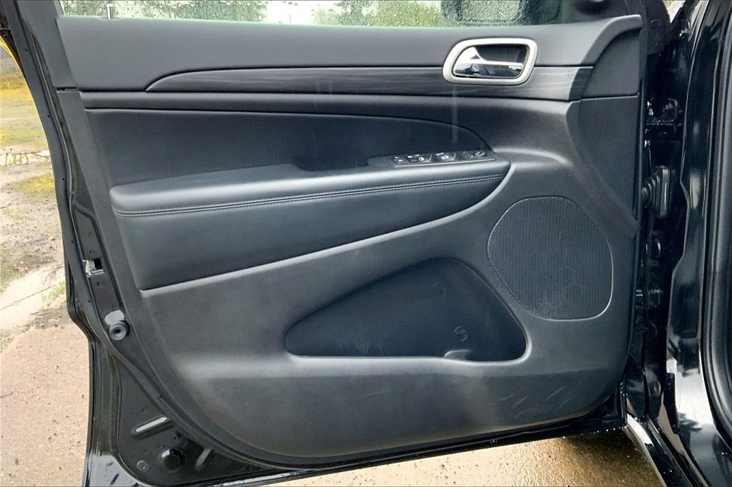 Vehicle image 21 of 33