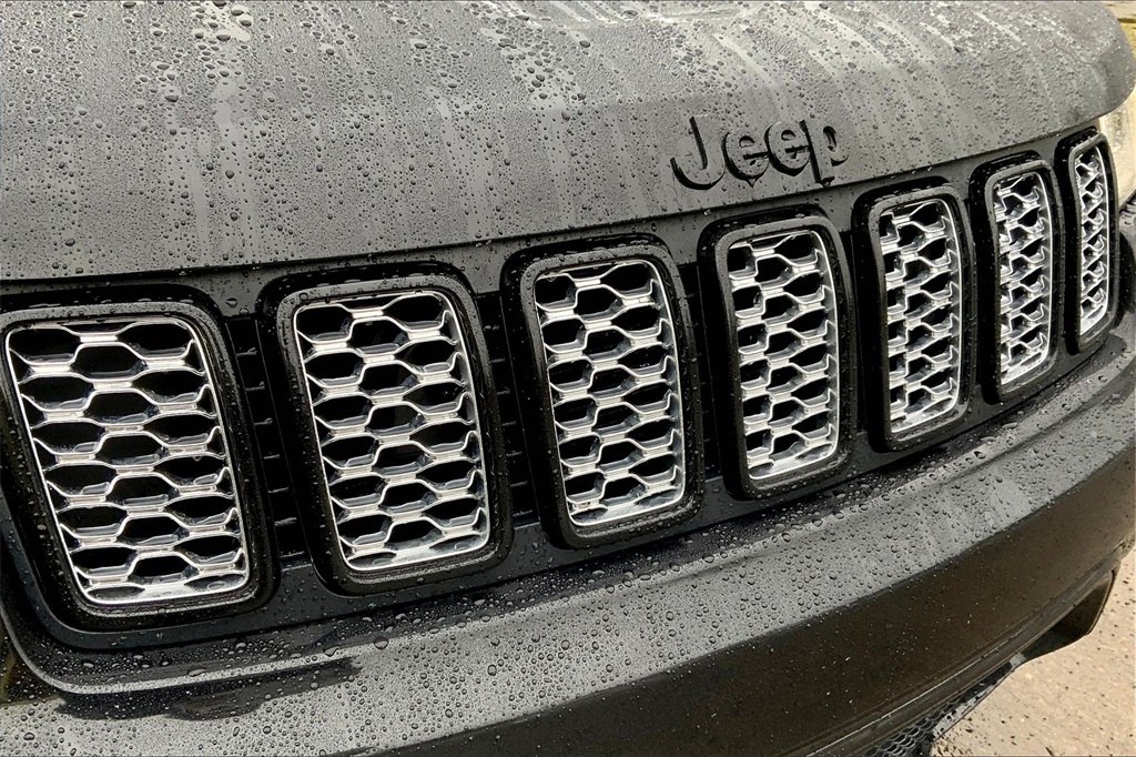 Vehicle image 31 of 33