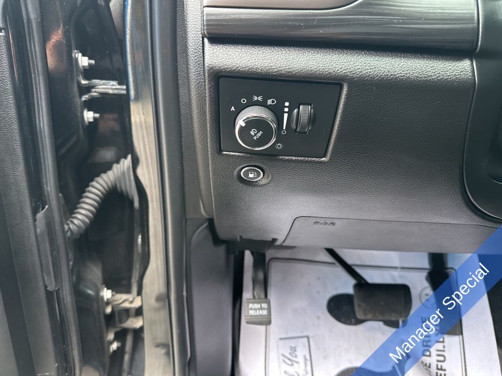 Vehicle image 17 of 35