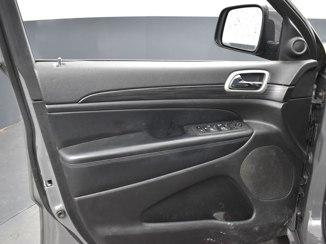 Vehicle image 32 of 48