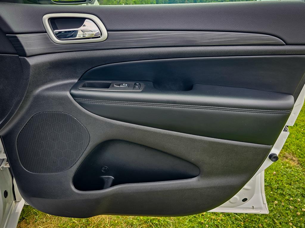 Vehicle image 27 of 45