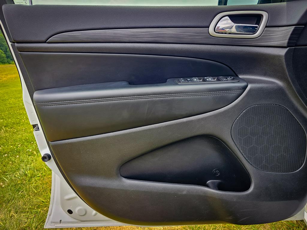 Vehicle image 25 of 45