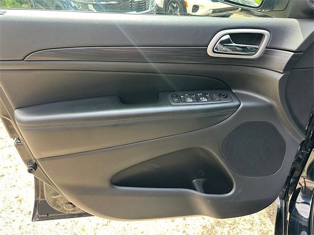 Vehicle image 18 of 25