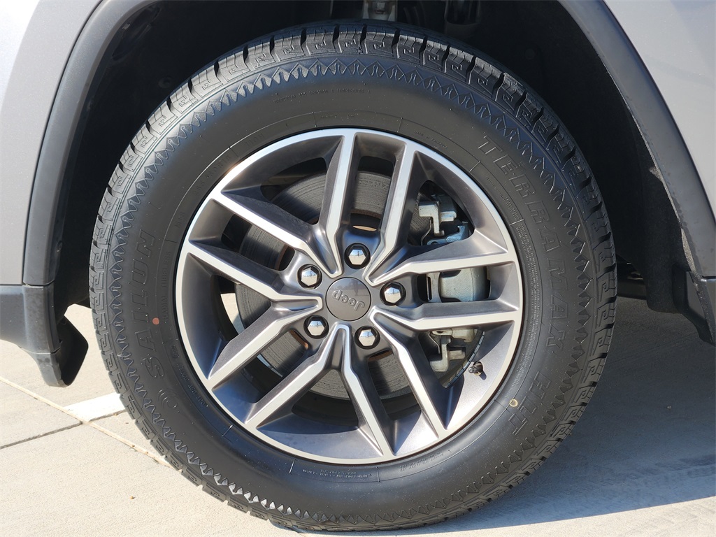 Vehicle image 21 of 33