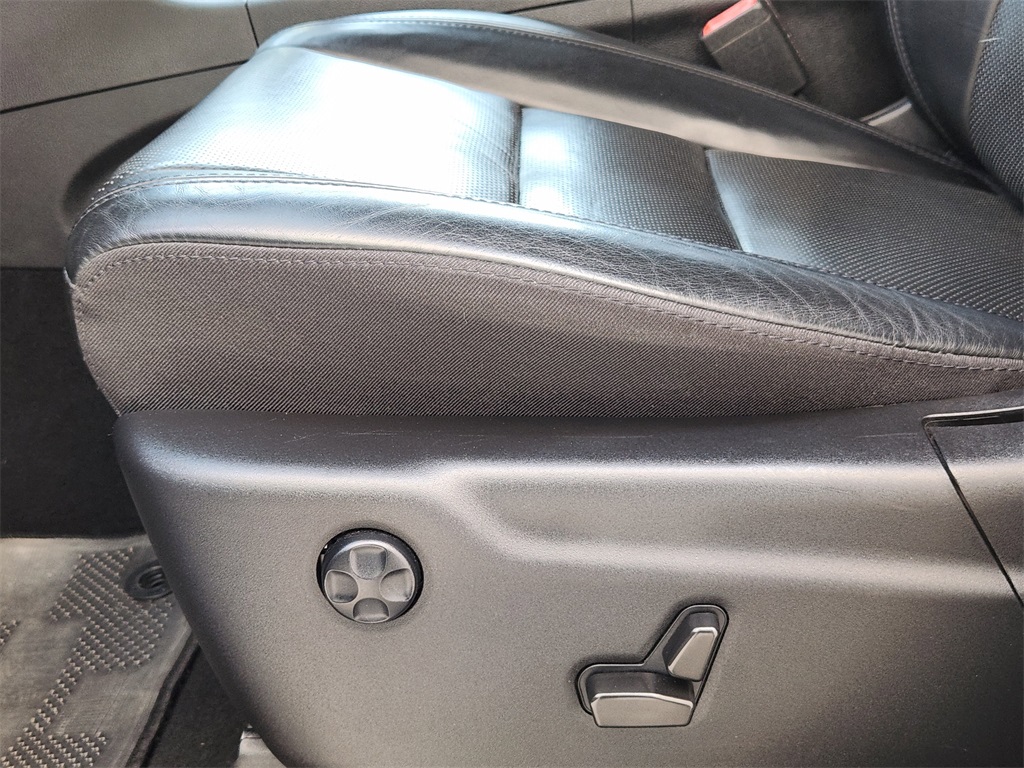 Vehicle image 27 of 33