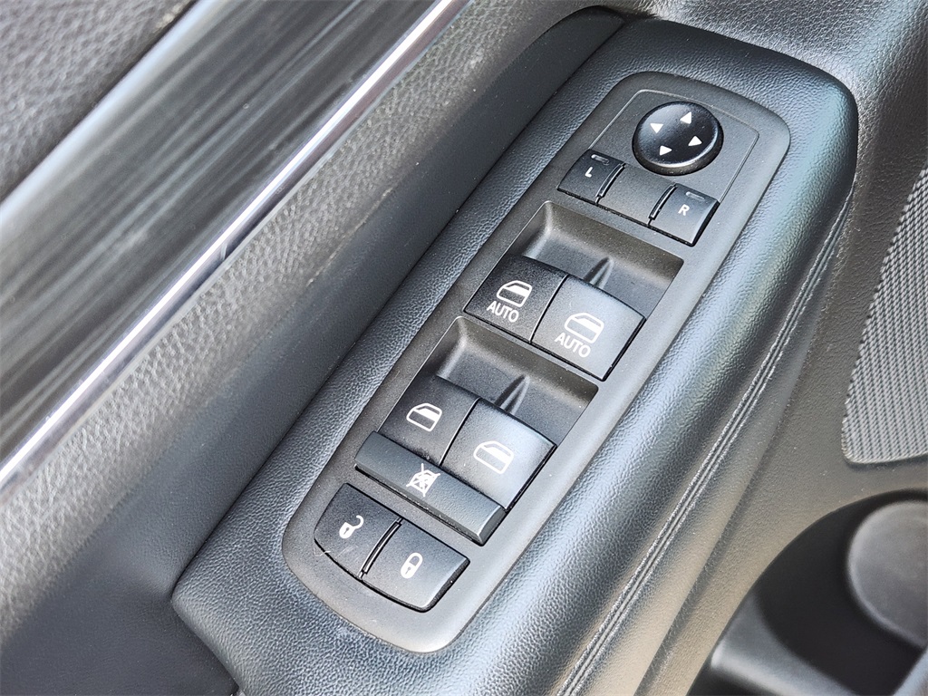 Vehicle image 16 of 33