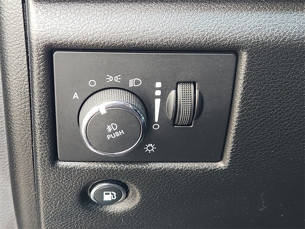 Vehicle image 17 of 33
